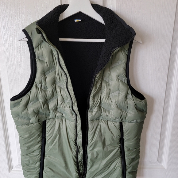 Old Navy Sherpa-lined Puffer Vest - Picture 7 of 9